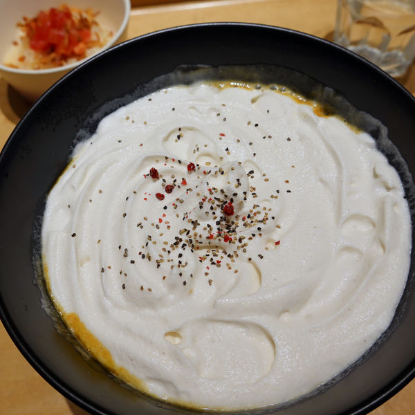 「白いカレーうどん 1,210円（生トマトの炊き込みご飯付）」@初代の写真