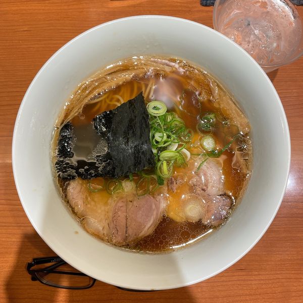 「醤油らぁ麺（平牧三元豚バラ）」@支那そばや 東京ラーメンストリート店の写真