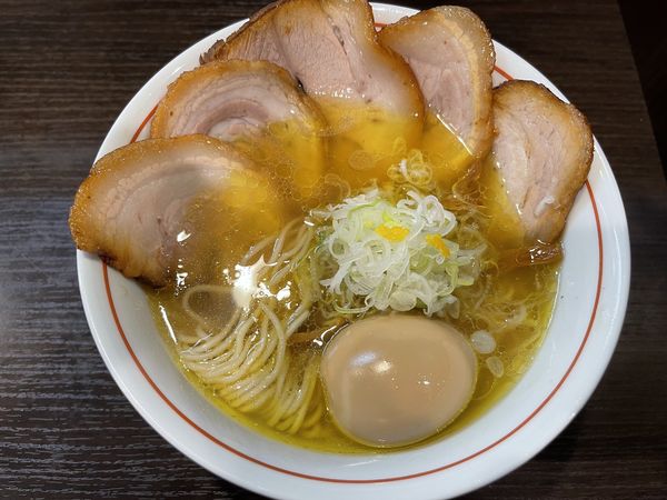 「しおらーめん+トッピング全部乗せ」@らーめん颯人の写真