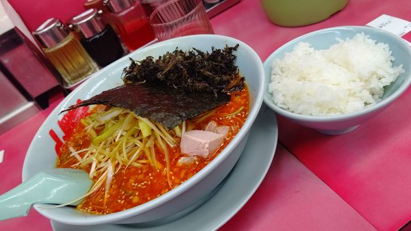 「辛味噌ネギラーメン激辛＋半ライス1000円クーポン黒ばら」@山岡家 富士店の写真