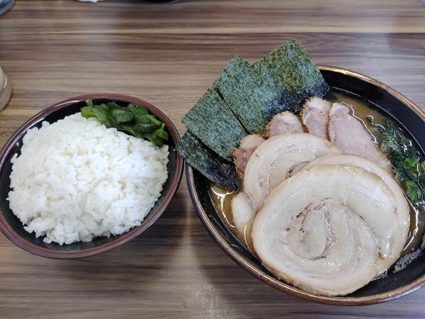 「チャーシュー麺肩4枚並バラ3枚味玉柔め濃いめ多め」@横浜ラーメン 友希家 ～絆～の写真