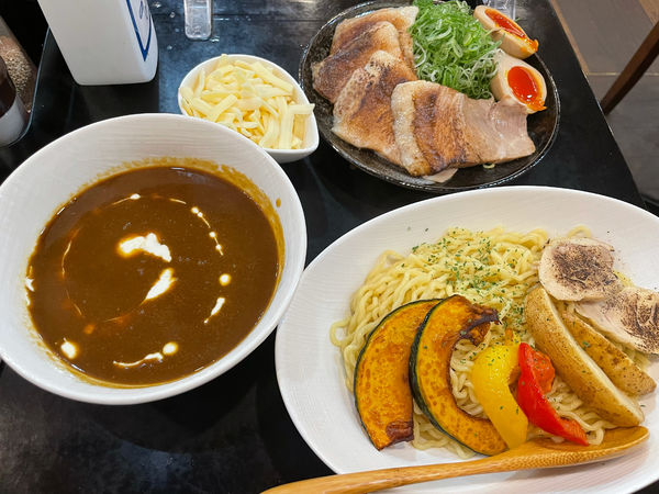 「カレーつけ麺　チーズ、全部トッピング」@らぁめん 一悶屋の写真