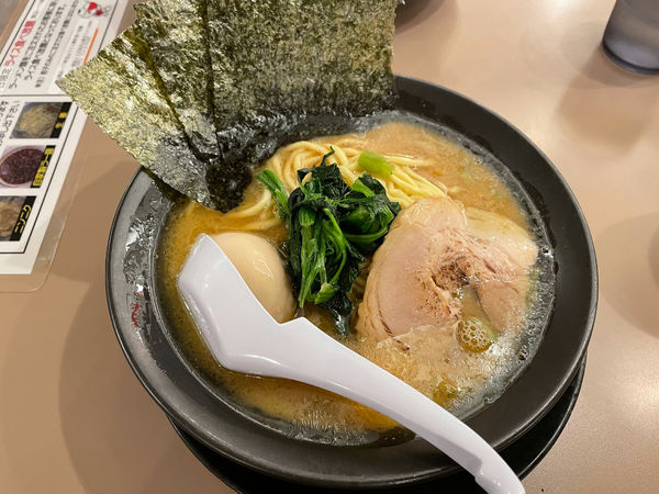 「味玉醤油豚骨ラーメン」@横浜家系ラ-メン 武骨家 ド-ム前店の写真