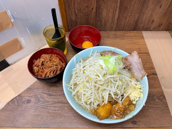 「豚ラーメンNYA　麺半分　ほぐし豚　生卵」@ラーメン二郎 池袋東口店の写真