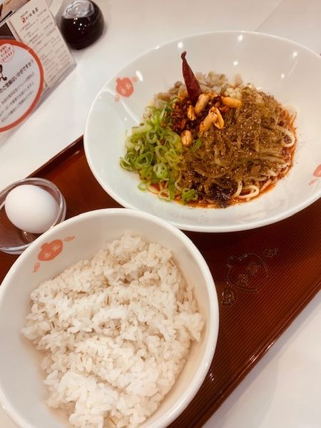 「麻辣汁なし担々麺 980円　温泉卵 120円　サービスライス」@香家 高田馬場メトロピア店の写真