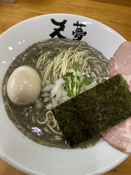 「ヤバニボ醤油味玉トッピングプラス和え玉黒」@めんや天夢の写真