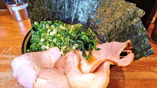 「チャーシューメン(麺硬め･味濃いめ)+海苔・万能ねぎ」@末廣家の写真