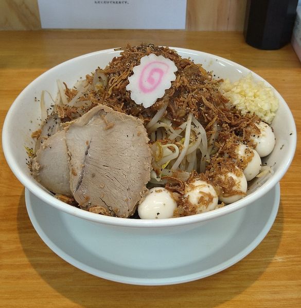 「汁なし 850円＋うずら 100円」@ラーメン吉 麺どくせぇの写真