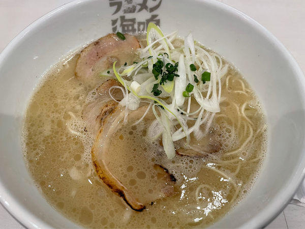 「とんこつラーメン」@ラーメン海鳴 福岡空港店の写真