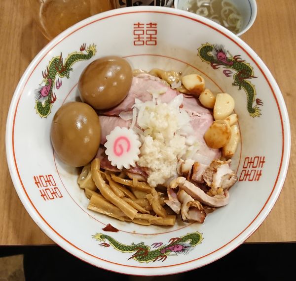 「油そば＋味玉＋スーパードライ(小瓶)」@MENクライの写真