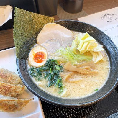 「醤油とんこつラーメン」@餃子とビールとらーめんびゃくの写真