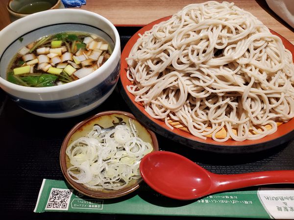 「炙り鶏せいろそば」@味奈登庵 関内店の写真