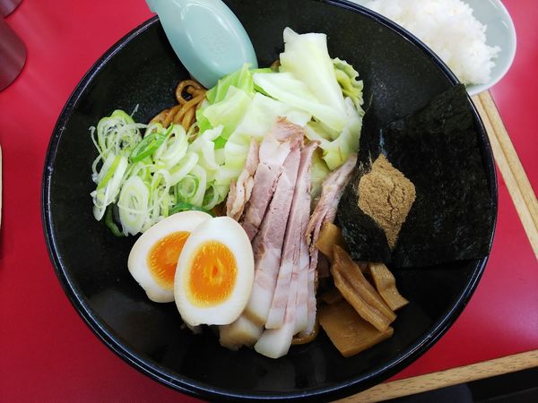 「【限定】特製まぜそば＋半ライス　850＋130円」@ラーメン山岡家 弘前店の写真