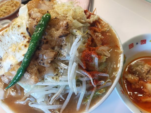 「大・増2・スぺ玉・焼チ（麺固・脂・大蒜・唐辛子・青唐・青鬼）」@成蹊前ラーメン 吉祥寺の写真