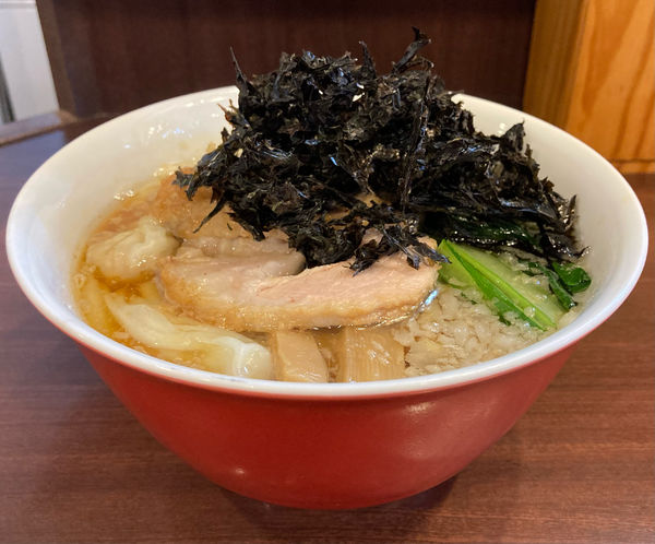 「【限定】豚煮干しらーめん＋バラ海苔＋ワンタン」@とものもとの写真