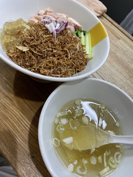 「冷たい塩生姜油そば+大盛+よだれ鶏ご飯」@塩生姜らー麺専門店 MANNISH 亀戸店の写真