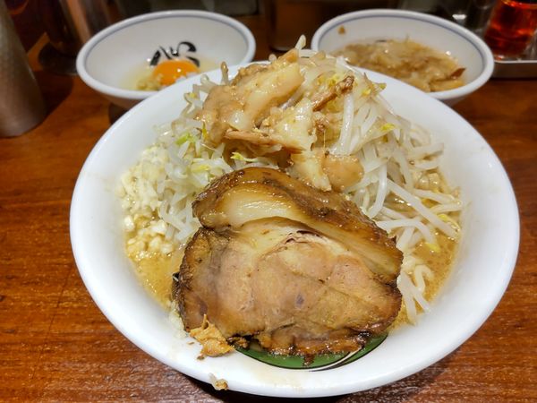 「雷そば並＋アブラ＋味変生卵」@ラーメン 雷 東京本丸店の写真