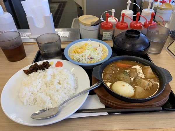 「チキンとごろっと野菜のスープカレー彩り生野菜セット・880円」@松屋 初石店の写真