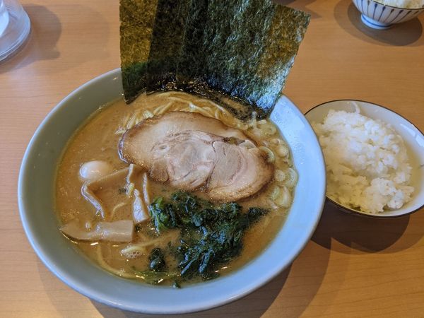 「豚骨醤油ラーメン　¥780+大盛り¥100」@一松家の写真