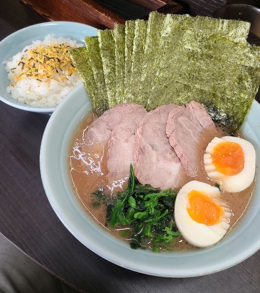 「のり玉チャーシューらーめん(並)+ライス(お替り自由)」@横浜家系らーめん 五十三家の写真