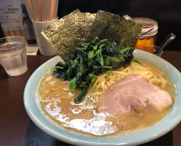 「らーめん（大）＋ほうれん草」@横浜家系らーめん いずみ家の写真