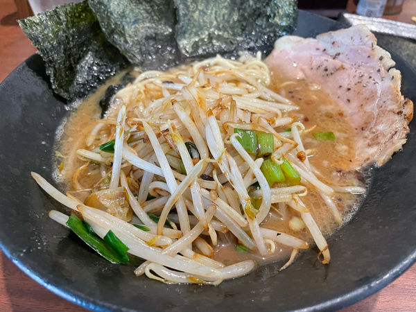 「横濱豚骨ラーメン」@和歌山家 蒔田店の写真