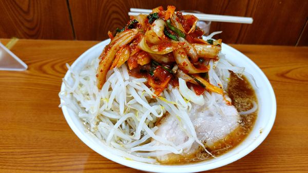 「大・タマネギキムチ（ヤサイカラメ）￥９８０」@ラーメン二郎 亀戸店の写真