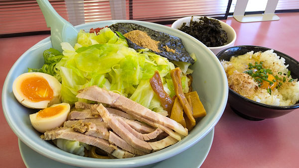 「限定/特製まぜそば+キャベツ増し+黒ばら海苔+玉子かけご飯」@ラーメン山岡家 瑞穂店の写真