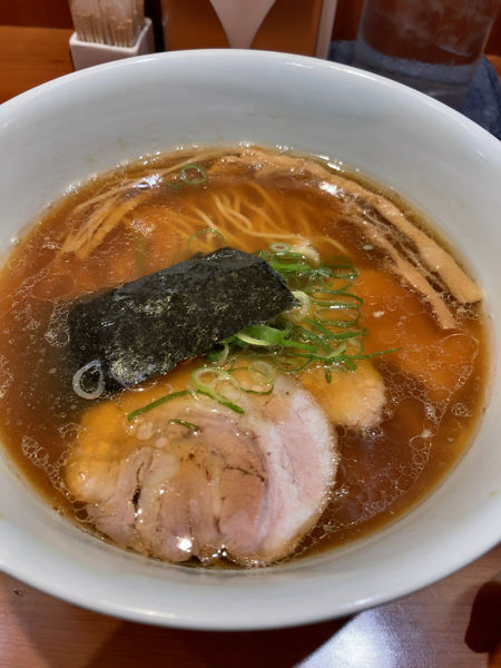 「醤油らぁ麺大盛」@支那そばや 東京ラーメンストリート店の写真