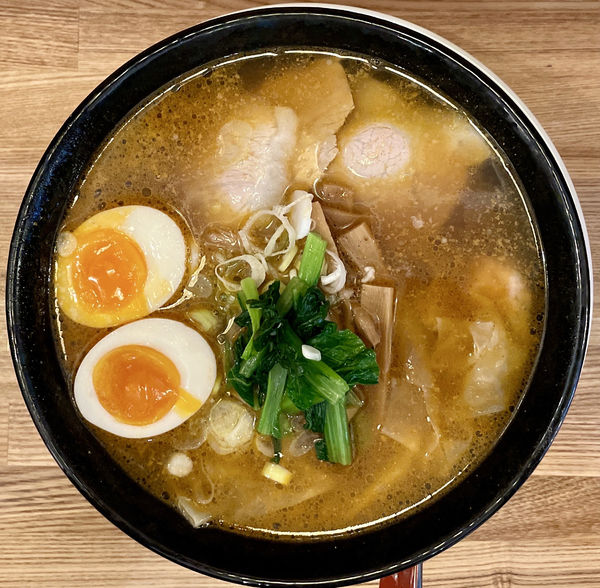 「スタミナワンタンメン［太麺］ 煮玉子入り」@ワンタンメンの満月 三鷹店の写真