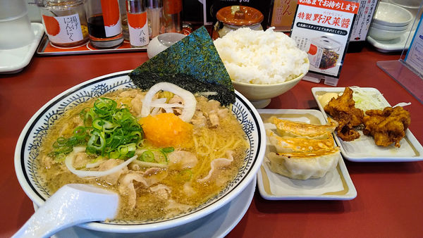 「肉そば+大盛り+餃子3個+唐揚げ2個+大ライス+替玉」@丸源ラーメン 入間インター店の写真