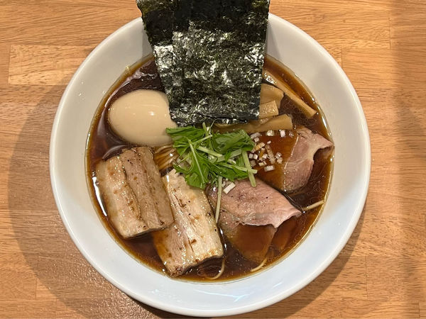 「淡麗醤油らー麺+湯咲盛り」@麺処 湯咲の写真