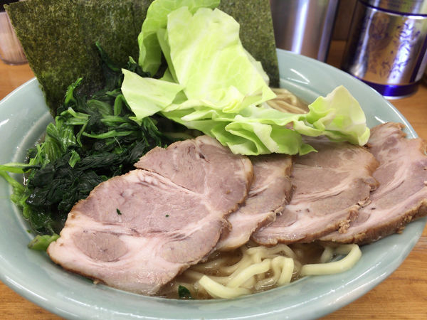「チャーシューメン＋キャベツ＋ほうれん草」@吉田家 本店の写真