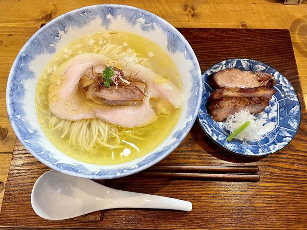 「塩らぁ麺 ￥1100＋炙り肩ロース焼き豚 ￥350」@Ramen FeeLの写真