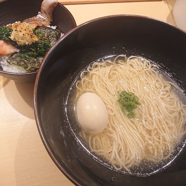 「【限定】秋鮭のかけそば＋秋鮭めし1500円、味玉150円」@饗 くろ㐂の写真