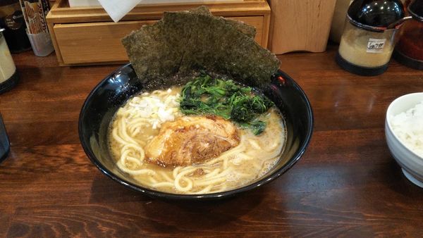「醤油豚骨ラーメン 脂多味濃」@濃厚豚骨らーめん 吉春家の写真