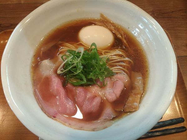 「醤油と貝のラーメン+味玉」@ラーメン 健やかの写真