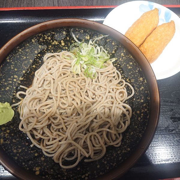 「冷たいそば、いなり2個」@そば処 めとろ庵 西船橋店の写真