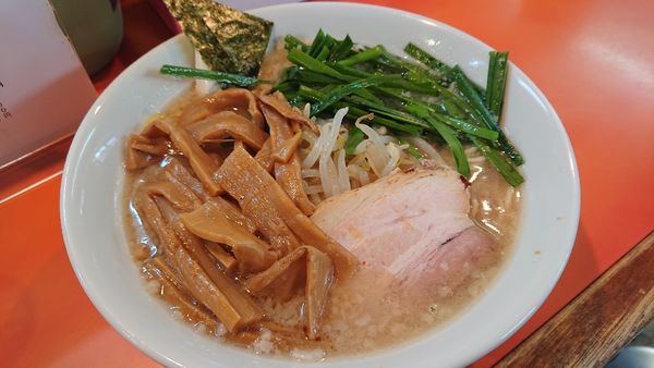 「メンマ・ニラ入りラーメン850円」@本格的豚骨そば まりぼの写真