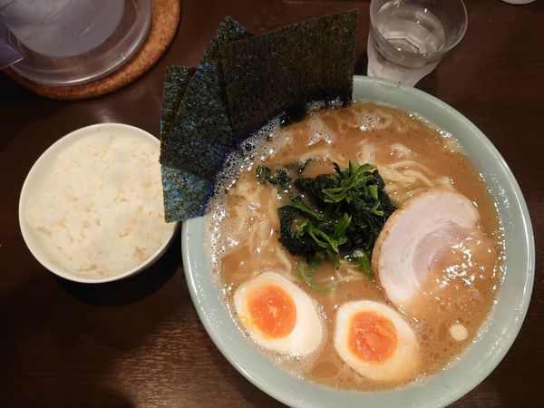 「ラーメン中・味玉・ライス」@横浜家系らーめん いずみ家の写真