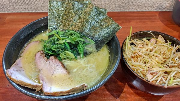 「らーめん+スモチャ+ねぎ丼」@横浜家系らーめん 天王家 寒川総本店の写真