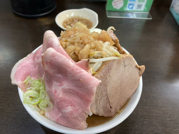 「ラーメン小+豚増しMIX+ヤサイちょい増しニンニクアブラ」@ラーメンどでん 大宮店の写真