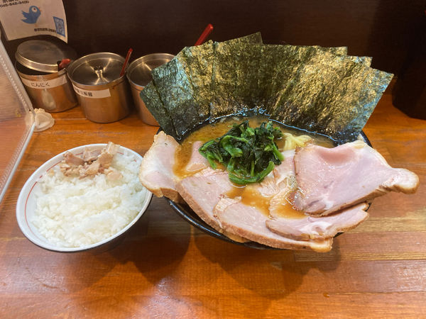 「チャーシュー麺中盛り　のり　ライス　油多め　チャーシュー1枚追加」@末廣家の写真