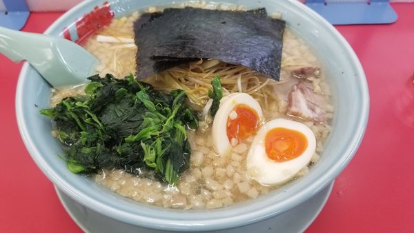 「醤油ネギラーメン　背脂　ほうれん草、味玉トッピング」@山岡家 松本店の写真