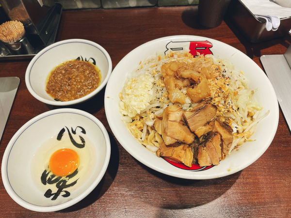 「汁無しそば+カレー挽肉」@ラーメン 雷 東京本丸店の写真