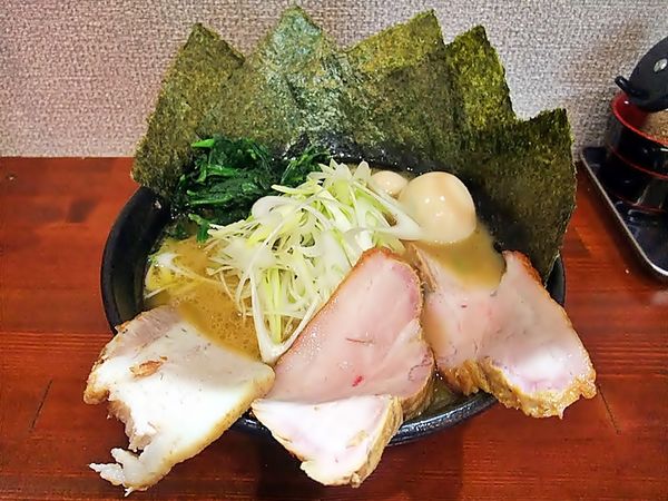 「天王ラーメン・全部入り」@横浜家系らーめん 天王家 寒川総本店の写真