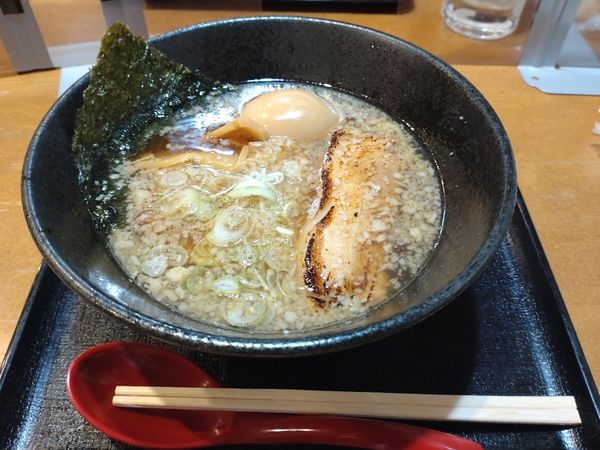 「醤油ラーメン」@らぅ麺がら喰楽学校 東口駅前店の写真
