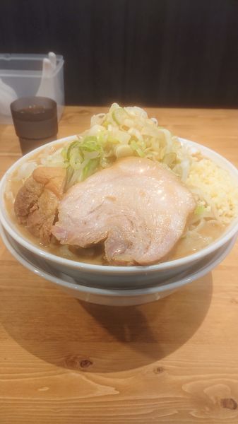 「豚入りラーメン 特盛 ニンニクマシ 油マシマ  ネギマシマシ」@ちばから 蒲田店の写真