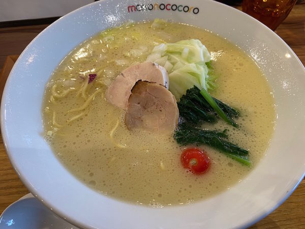 「鶏白湯ラーメン＋麺、野菜大盛り：500円（３周年記念特別価格」@もののこころ 東松戸店の写真