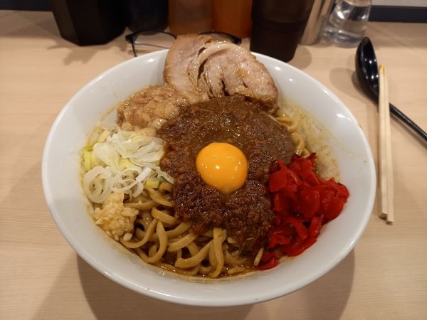 「限定カレーまぜそば」@鷹の目 蒲田店の写真